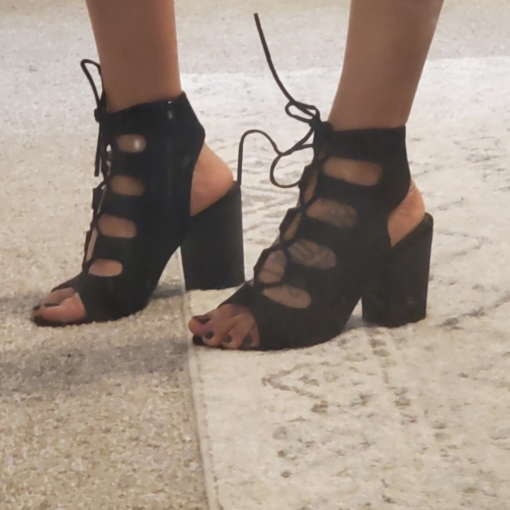 STEVE MADDEN LACE UP HEEL BOOTIES